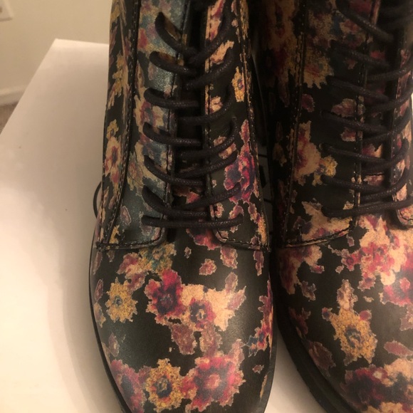 Brand new in box, Steve Madden floral lace up boots - Picture 7 of 7